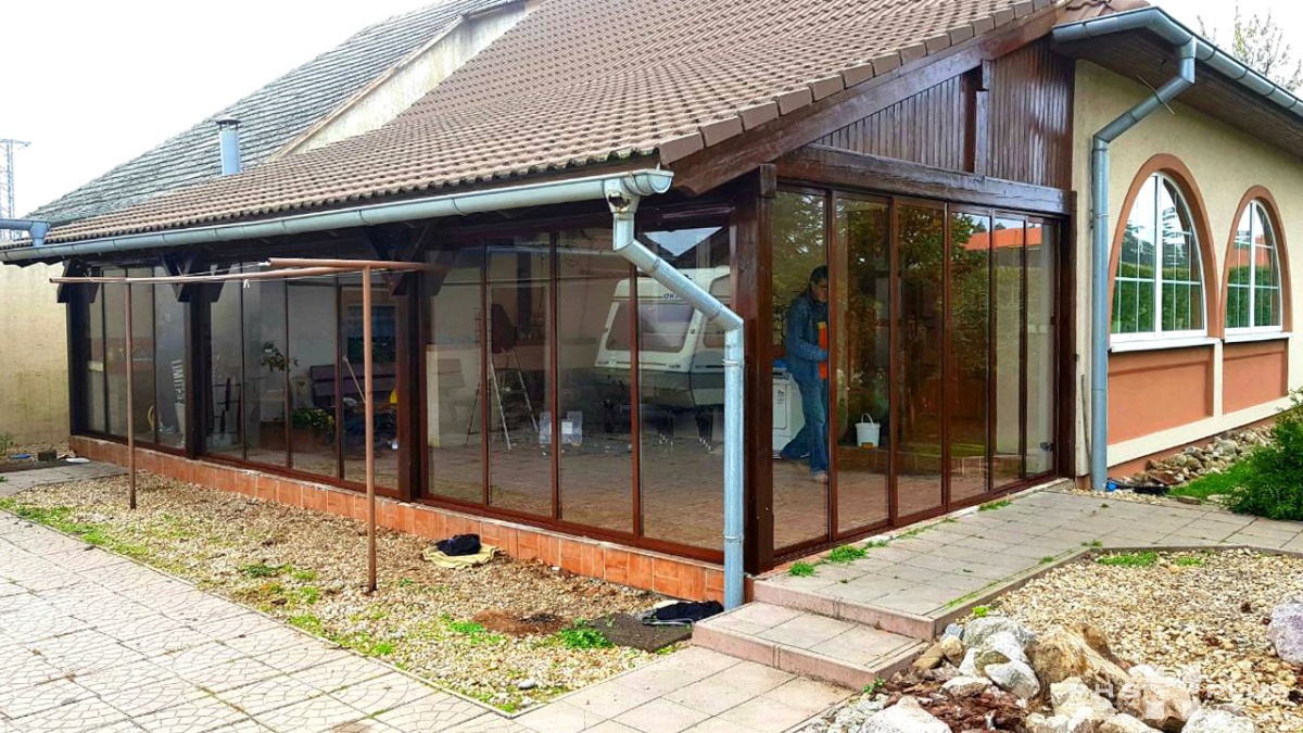  Zasklení do konstrukce / pergola, přístřešek, zastřešení